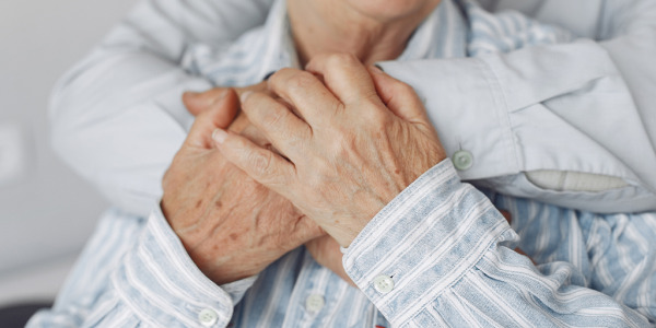 Osteoporoza u osób starszych – przyczyny, objawy i leczenie osteoporozy starczej