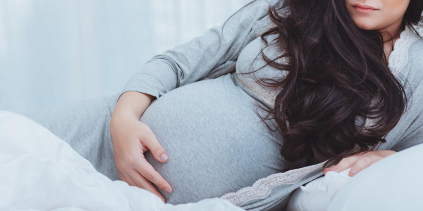 Infekcje układu moczowego w ciąży – jakie są objawy, przyczyny i leczenie bakteriomoczu u ciężarnych?