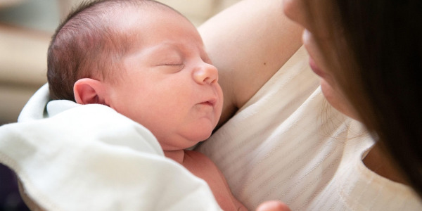 Szerokie pieluchowanie – czym jest i dlaczego może być kluczowe dla zdrowych bioder niemowlęcia?
