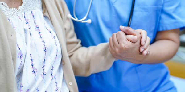 Opieka pielęgniarska w domu NFZ – kto może skorzystać i jak działa pielęgniarska opieka długoterminowa?