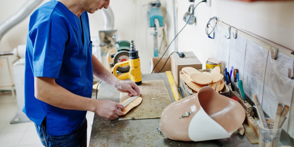 Jaki materac przeciwodleżynowy wybrać? Poradnik dla opiekunów i osób przewlekle leżących